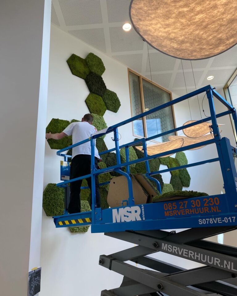 Instagram post from menoor_bewegwijzering. This post is in position 5.