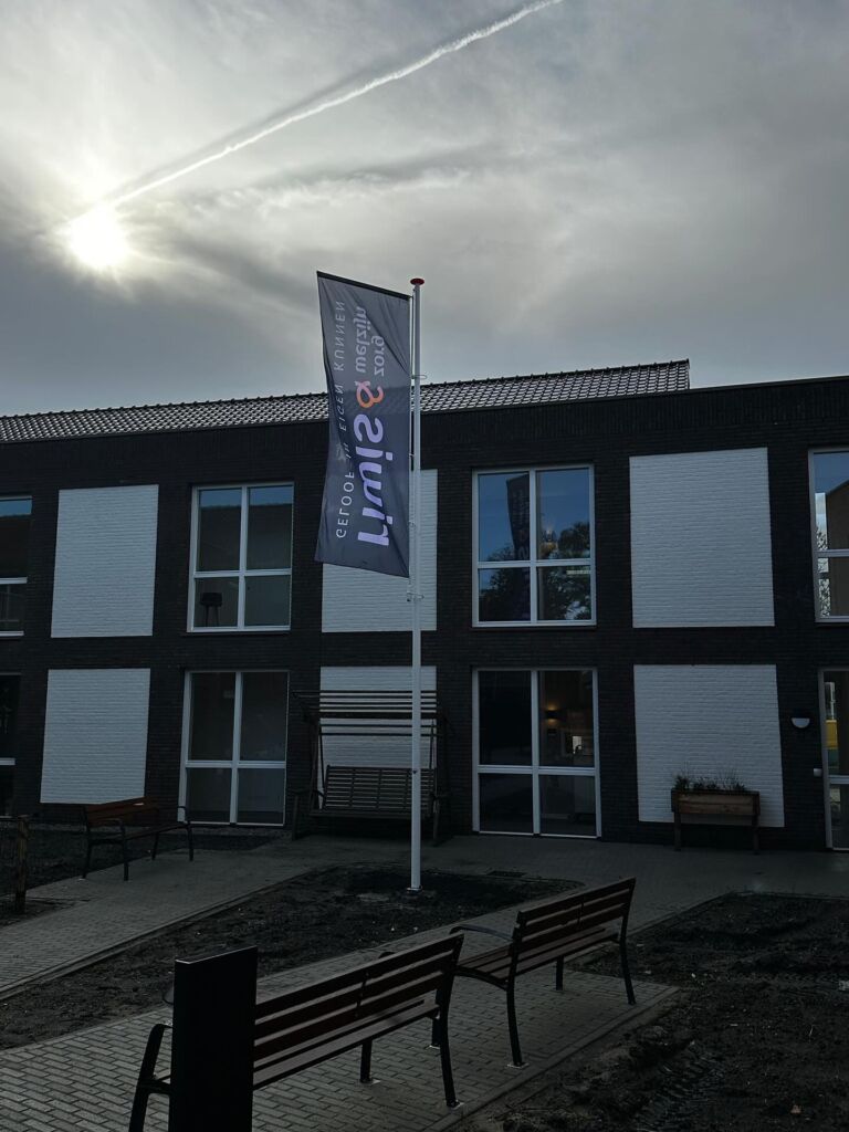 Instagram post from menoor_bewegwijzering. This post is in position 4.